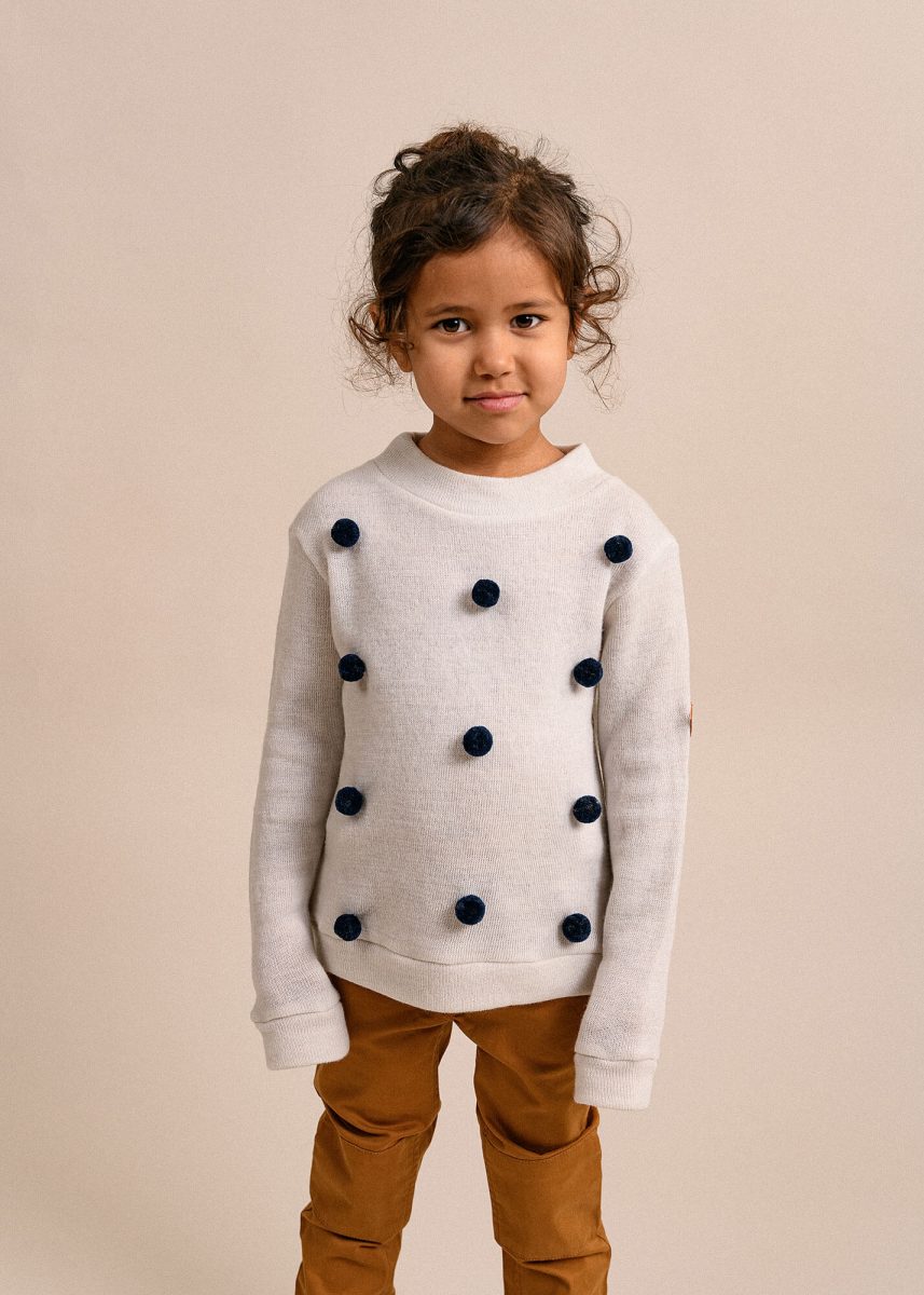 Kid posing in studio, Autumn dressed.